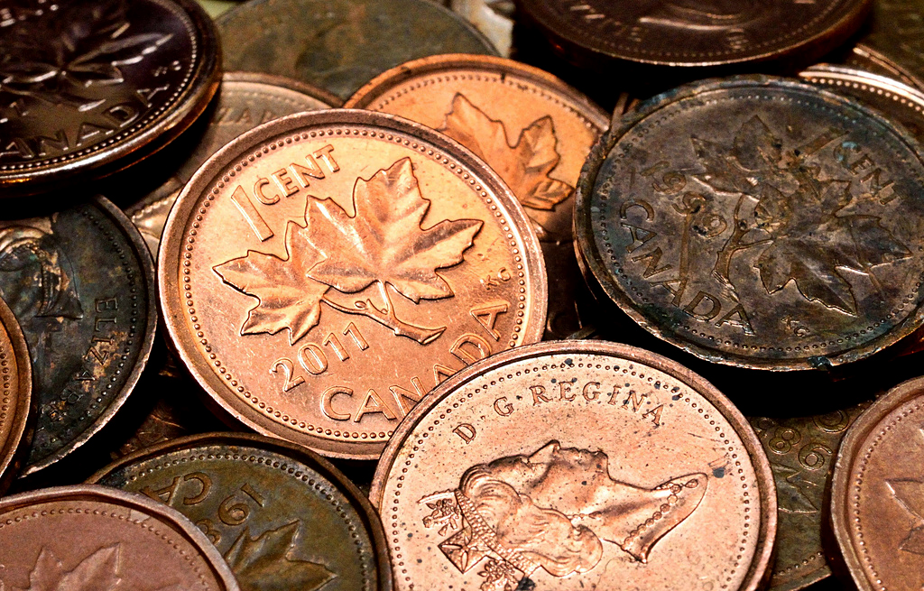 Close up image of approximately 20 Canadian pennies.